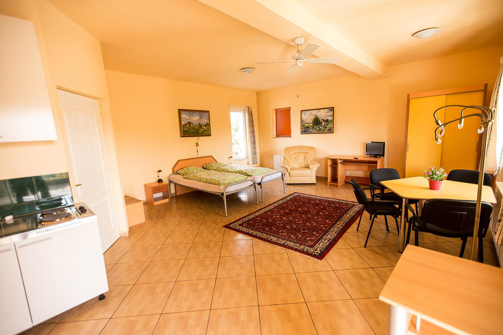 Pensiunea Poarta Oilor Gîrbova Habitación foto