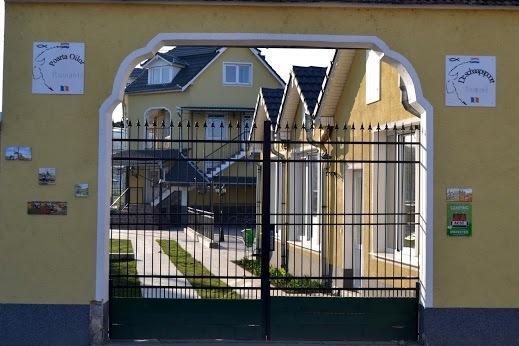 Pensiunea Poarta Oilor Gîrbova Exterior foto